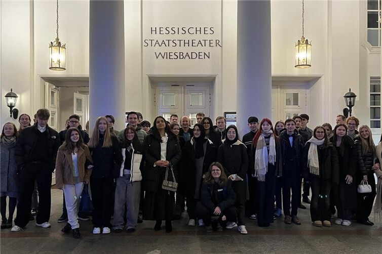 Die Schüler der Obersstufe des GiK machten sich auf den Weg ins Theater nach Wiesbaden, um sich im Rahmen der Vorstellung von Mephisto ganz aktuellen Themen wie Macht, Anpassung und Verantwortung auseinanderzusetzen.Foto:GiK