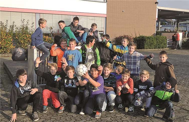Die Schüler der Realschule plus freuen sich über die neuen Sportgeräte für ihren Schulhof. privat