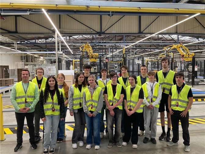 Die Schüler der Realschule plus und FOS Mendig bei der Betriebsbesichtigung – ein spannender Blick hinter die Kulissen.  Foto: privat