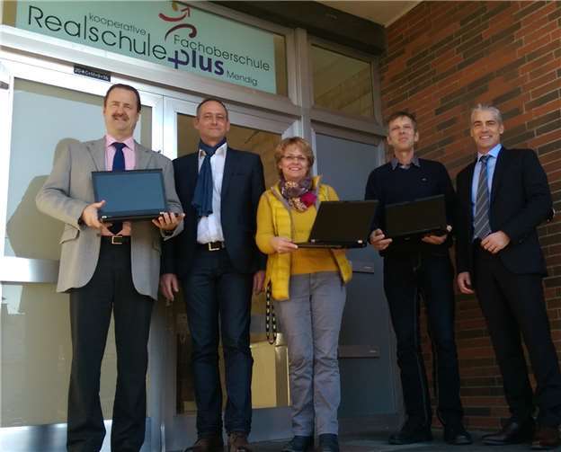Die Schüler der Realschule plus und FOS Mendig können sich über neue Laptops freuen. privat