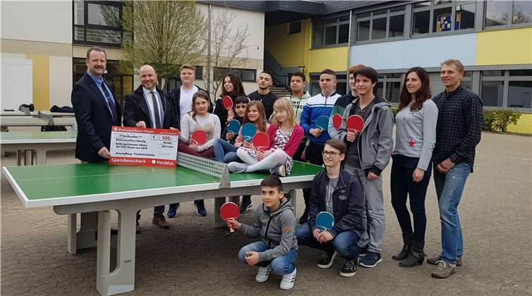 Die Schüler der Realschule plus und FOS freuen sich auf spannende Tischtennis-Matches in den Pausen dank der Spende der KSK Mayen. Foto: privat