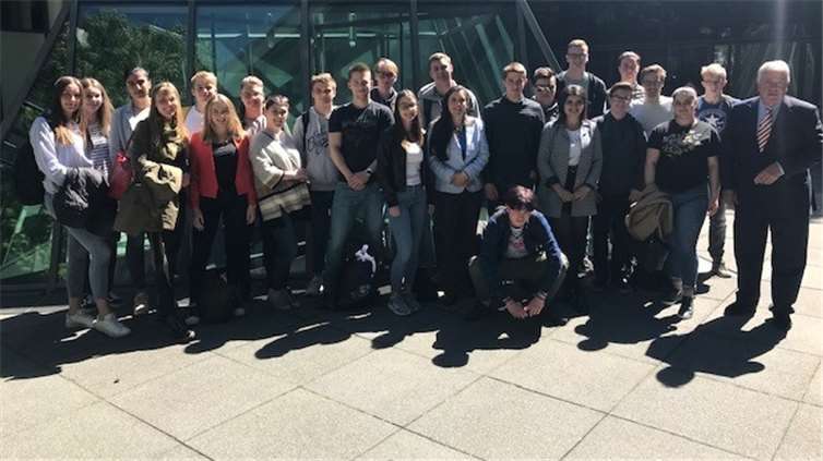 Die Schüler der Rechtslehrekurse der Jahrgangsstufe 12 des Beruflichen Gymnasiums der BBS mit ihrer Rechtskundelehrerin Oberstudienrätin Anja Weischede waren der Einladung von MdL Guido Ernst nach Mainz gefolgt. Foto:Privat