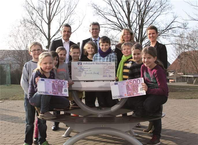 Die Schüler der Schule am Wald in Adendorf freuen sich über die neue Sitzmöglichkeit.privat