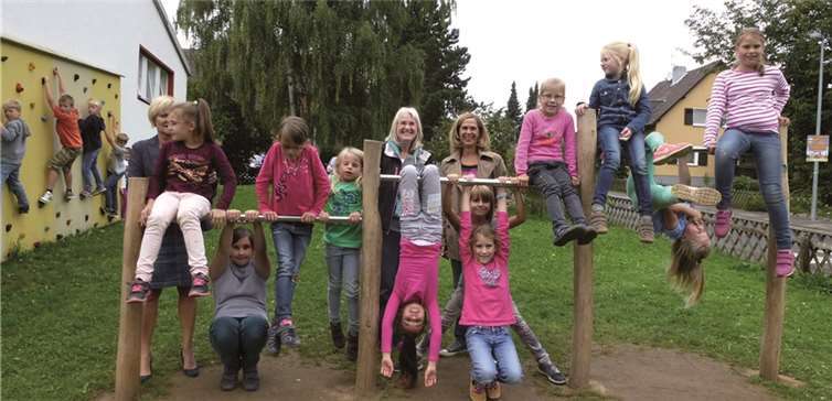 Die Schüler der Schule im Ländchen freuen sich über die neuen Reckstangen.privat