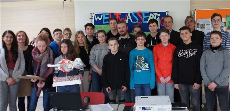 Die Schüler der Stufen 7 und 9 engagieren sich nicht nur als Bachpaten, sie machten auch Kunst aus ihren (Müll-) Fundstücken. Foto: VG Maifeld