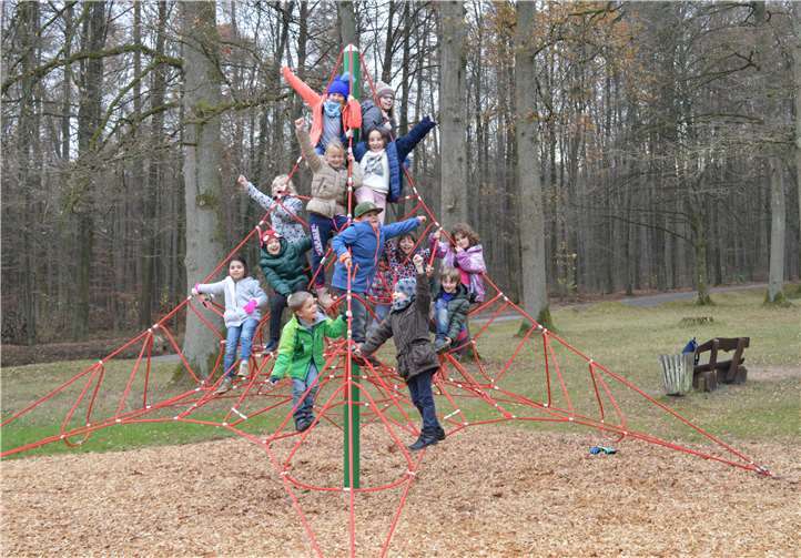 Die Schüler der Waldschule in Horressen testeten das neue Klettergerüst auf dem Waldspielplatz. Ihr Urteil: „Voll cool!“  Ingrid Ferdinand