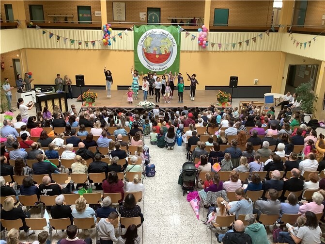 Die Schüler der Zweit-, Dritt- und ViertklässlerInnen hießen die Neulinge und ihre Gäste herzlich willkommen und sangen das Schullied „Schön, dass du da bist“.  Foto: EGS Meckenheim
