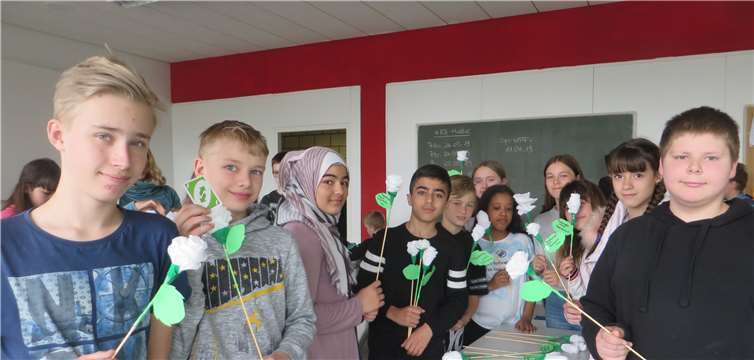 Die Schüler der siebten Klassen bastelten weiße Rosen, die sie in der Fußgängerzone verschenkten, um mit Passanten ins Gespräch zu kommen. Fotos: privat