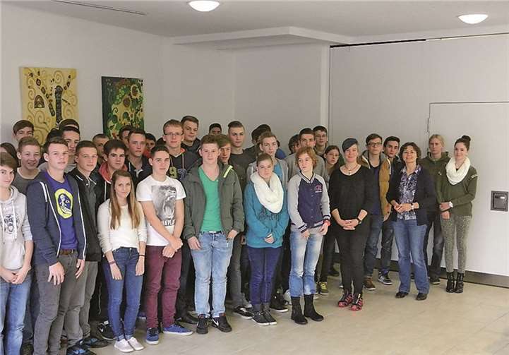 Die Schüler der zehnten Klasse gemeinsam mit MdL Nicole Müller-Orth. privat