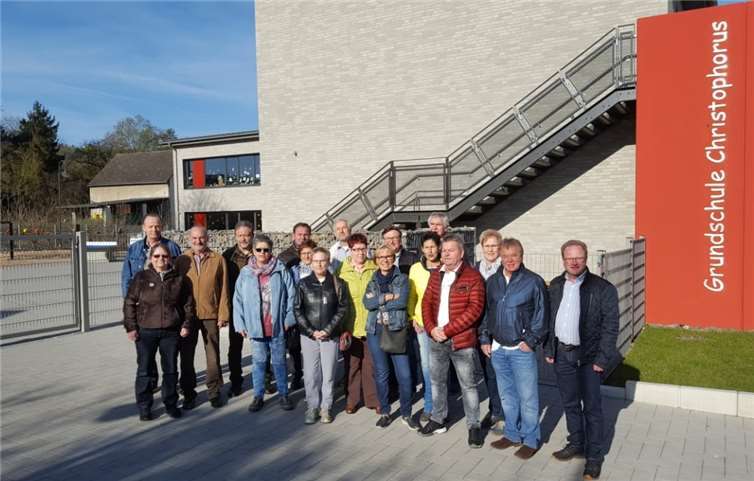 Die Schüler des Jahrgangs 1957/58 in Vorfreude auf ihren Klassenausflug.privat