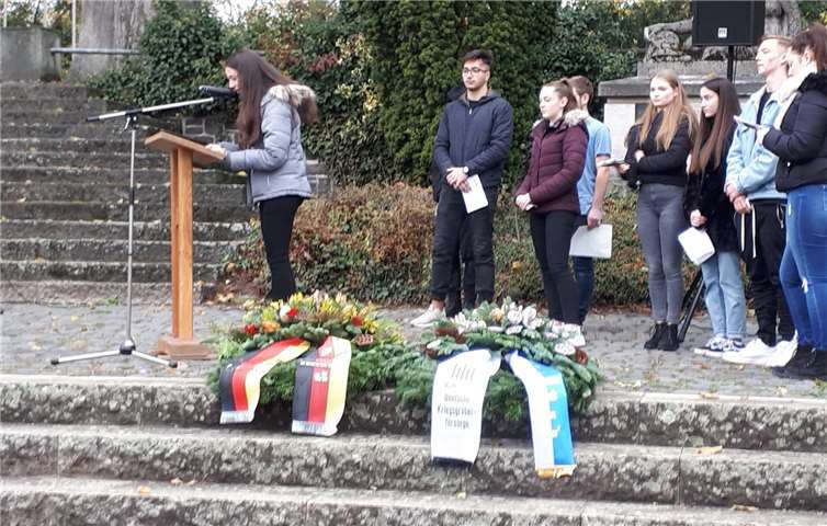 Die Schüler des Leistungskurses Geschichte haben die Feierlichkeiten zum Volkstrauertag mitgestaltet.Foto: privat