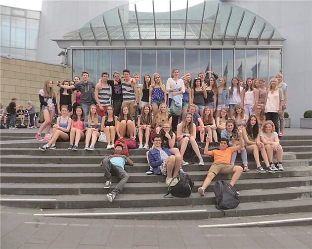 Die Schüler des Städtischen Gymnasiums mit ihren Austauschschülern vor dem Schokoladenmuseum.privat