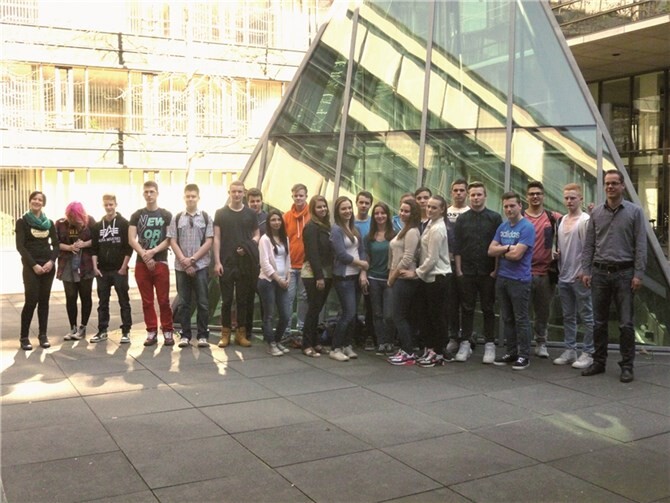 Die Schüler des Wirtschafts- und Sozialkundekurses der Realschule Plus Mendig besuchten die Landtagsabgeordnete Nicole Müller-Orth (Bündnis 90/Die Grünen) im rheinland-pfälzischen Landtag in Mainz.  Privat