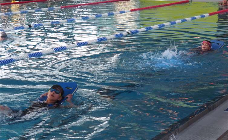 Die Schüler, die schon schwimmen können, erproben im Schwimmerbecken verschiedene Techniken. privat