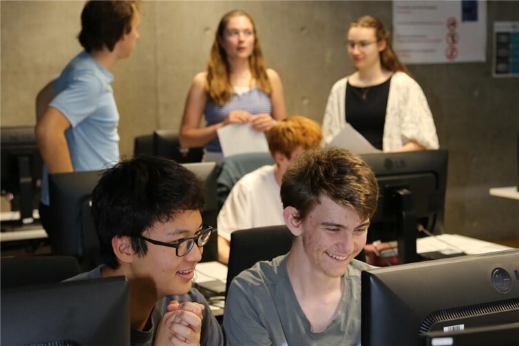Die Schüler erarbeiten gemeinsam mit den Projektbetreuerinnen Lösungen zum Einsatz Künstlicher Intelligenz in der Bildverarbeitung (vorne v. l.: Decheng Yuan und Lukas Grote, hinten v. l.: Robert Seimetz, Maria Kramer, Lasse Einacker und Katharina-Maria Günther).