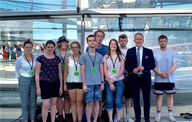 Die Schüler erlebten Politik und Geschichte nicht wie sonst im Sitzen im Klassenraum sondern mal ganz hautnah. Foto: privat