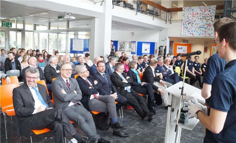 Die Schüler ernteten Bewunderung und schauten in teils staunende Gesichter während ihrer Präsentation.