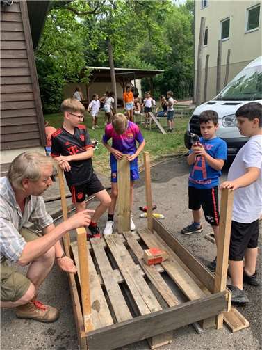 Die Schüler errichteten klassenweise Hochbeete.