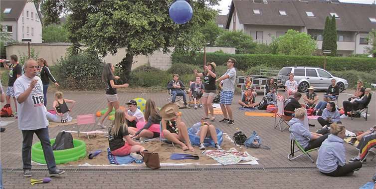 Die Schüler feierten anlässlich ihres Abschlusses eine bunte Beachparty.privat