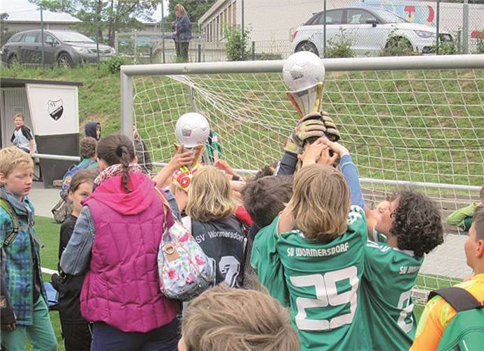 Die Schüler feierten nach dem Turnier den Doppelsieg.