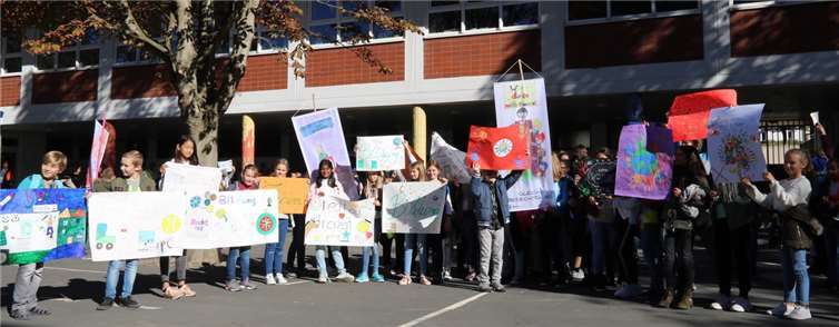 Die Schüler fordern Kinderrechte für alle Kinder der Welt. Privat