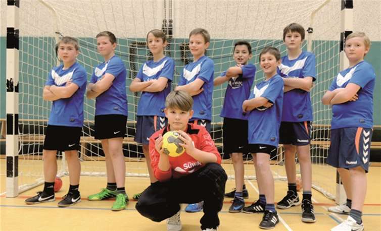 Die Schüler freuen sich über den Sieg im Vorrundenturnier. privat