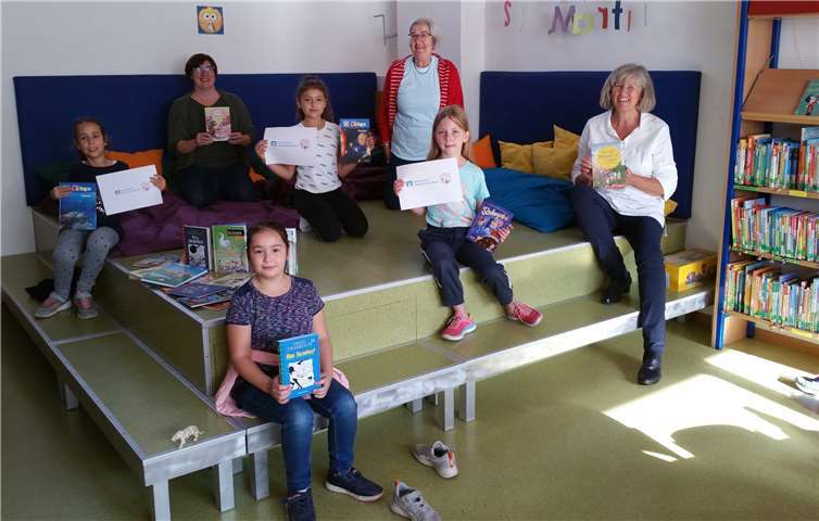 Die Schüler freuen sich über die neuen Bücher zum Ausleihen. Foto: privat