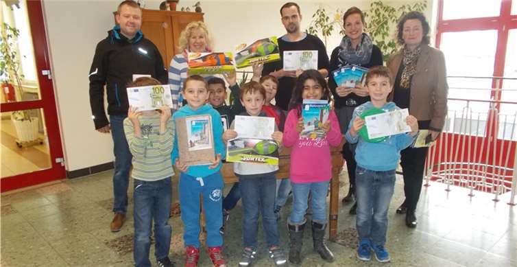 Die Schüler freuten sich sehr über die neuen Unterrichtsmaterialien und Bücher.privat