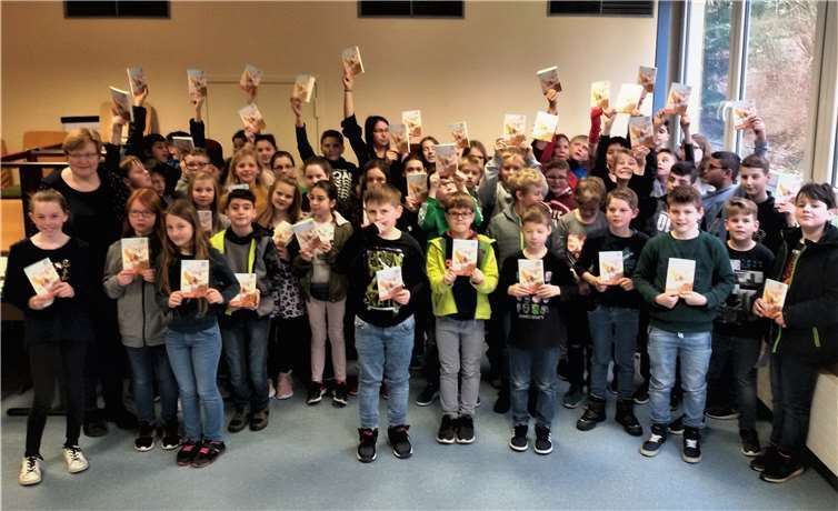 Die Schüler freuten sich über ihr Buchgeschenk.Foto: privat