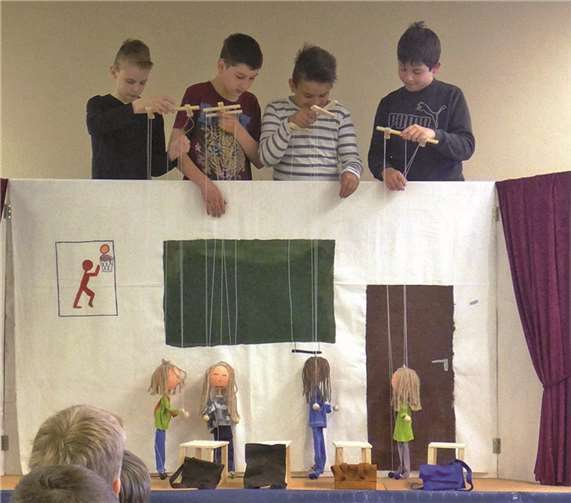 Die Schüler führten ihr selbst geschriebenes Puppenstück auf. privat