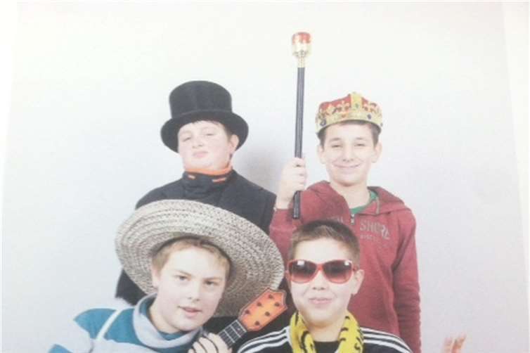 Die Schüler griffen tief in die Verkleidungskiste. privat