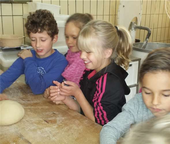 Die Schüler hatten viel Freude beim Backen.Privat