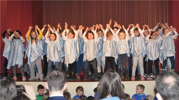 Die Schüler hatten zum Abschied von der beliebten Rektorin eine bezaubernde Aufführung vorbereitet.