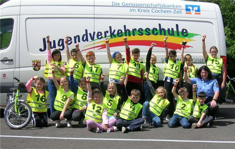 Die Schüler in Ulmen mit Bianca Schuhmacher. Foto: Polizei RLP