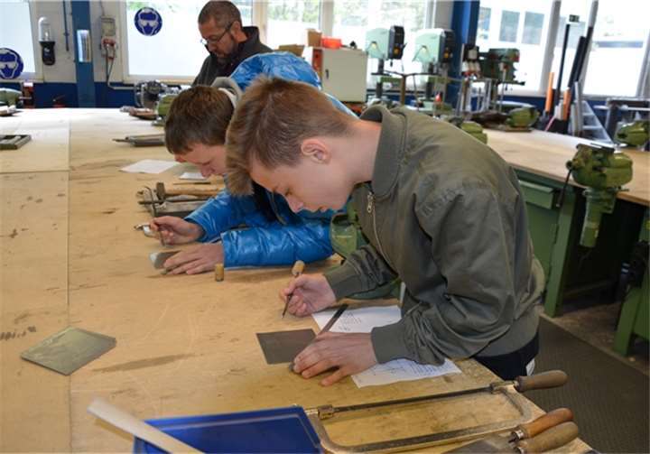 Die Schüler in der Lehrwerkstatt.privat