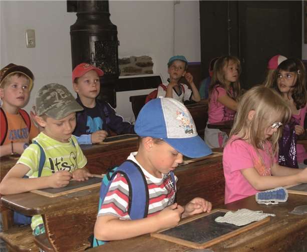 Die Schüler in spe im historischen Klassenzimmer. privat