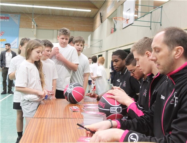Die Schüler /-innen aller Klassen hatten abschließend die Möglichkeit, sich Autogramme schreiben zu lassen.