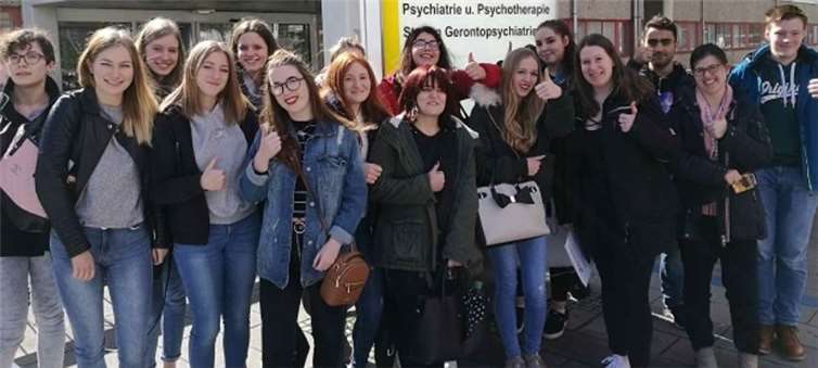 Die Schüler/-innen der FOS Adenau lernten die beruflichen Möglichkeiten am Universitätsklinikum Bonn kennen. Foto: Alex Schlich