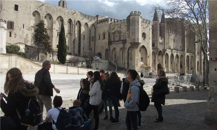 Die Schüler/ - innen zu Besuch am Palais des Papes.privat