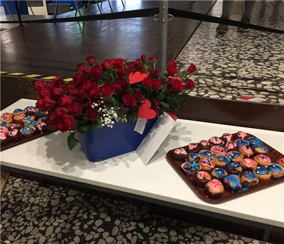 Die Schüler konnten Rosen und Muffins für den Valentinstag bestellen.