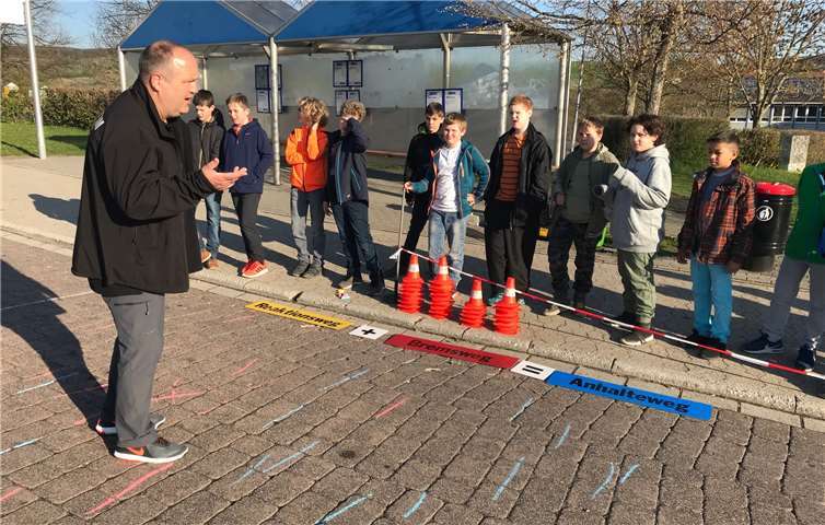 Die Schüler konnten durch Experimente erfahren, wie sich der Bremsweg von Autos und Fußgängern unterscheidet. Foto: Privat
