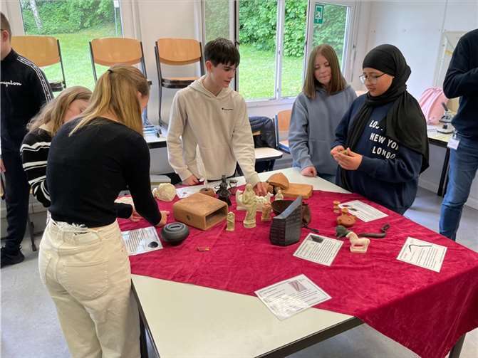 Die Schüler konnten unterschiedliche Exponate anfassen und ausprobieren.