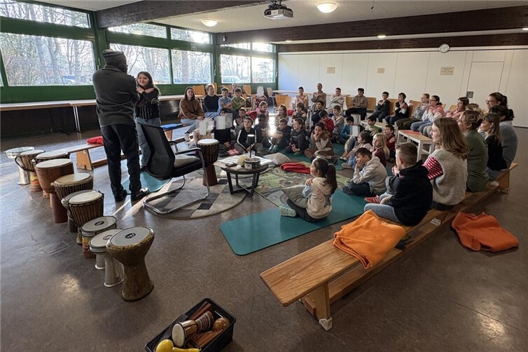 Die Schüler lauschen gespannt den Geschichten von Ibo.