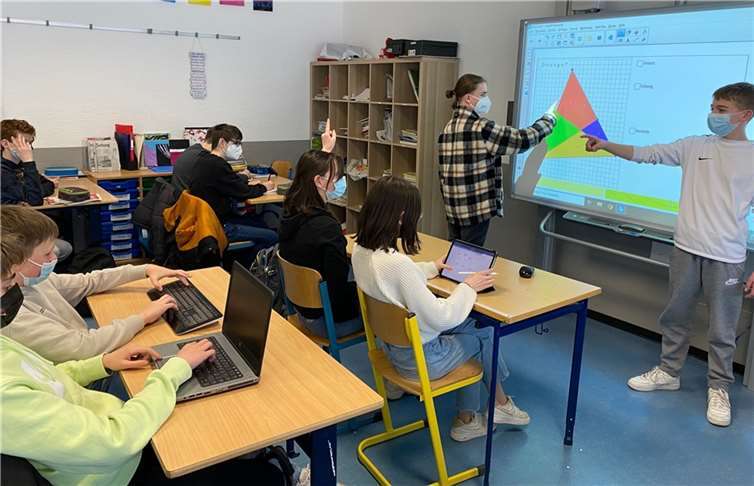 Die Schüler lernen in allen Klassen- und Fachräumen an modernen, digitalen Tafeln und Smartboards. Quelle: Kreisverwaltung Neuwied