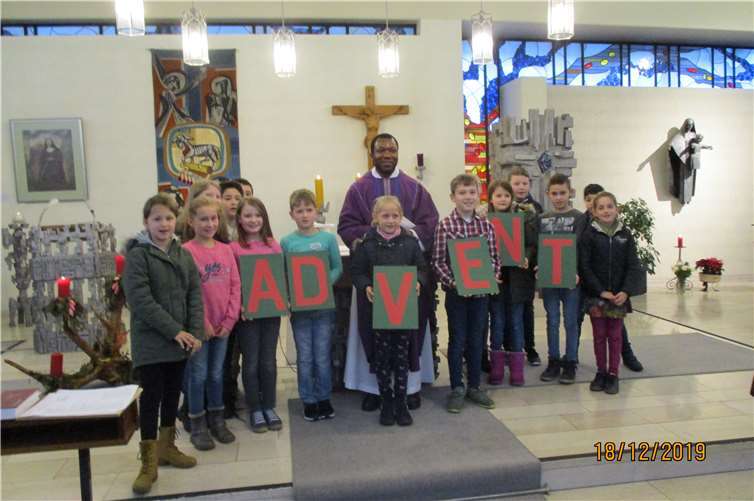 Die Schüler mit Pfarrer Dr. Kingsley Anagolu.Foto: privat