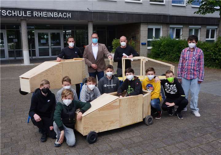 Die Schüler mit den selbst gebauten Seifenkisten.Quelle: Gesamtschule Rheinbach