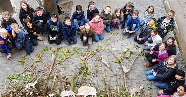 Die Schüler mit ihrem erfolgreichen Bodenbild.