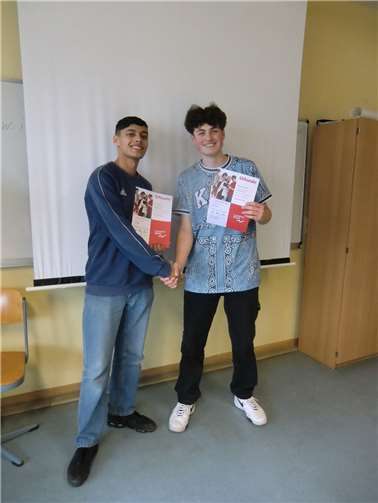 Die Schüler mit ihren Urkunden.  Foto: privat