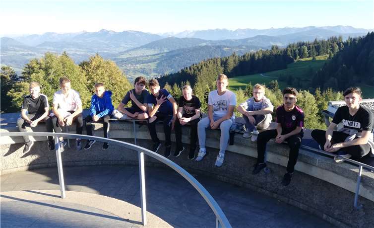 Die Schüler nach der langen Busfahrt auf den Bregenzer Hausberg.