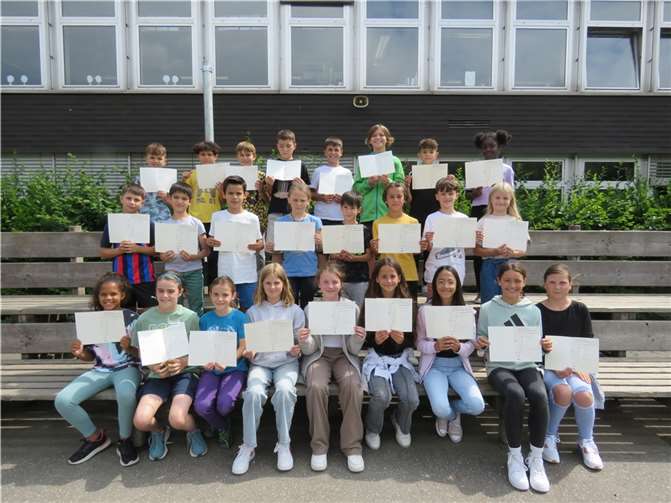 Die Schüler nahmen mit Freude die Urkunden an. Foto: Lindenschule Bad Breisig